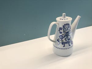 Curiosa - Turi design" Lotte" made in Norway. Handpainted koffiepot kopen? Bied vanaf 1!
