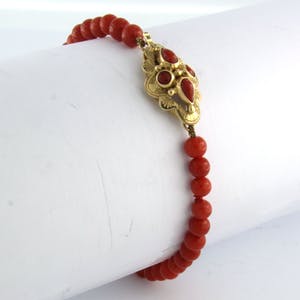 14k gouden slot met koraal aan een koralen kralen armband - 17 cm lang kopen? Bied vanaf 110!