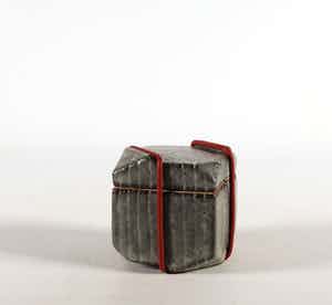 Niet of onleesbaar gesigneerd - Aardewerk, Dekseldoosje met elastiek verkocht voor € 1!