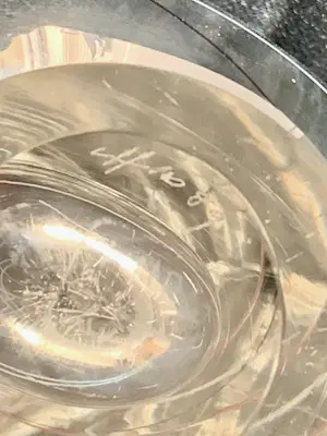 Vicke Lindstrand - Asymetrische schuin afgesneden vaas met decoratieve diagonale glasdraden kopen? Bied vanaf 100!