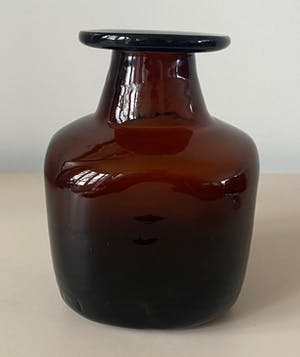 Niet of onleesbaar gesigneerd - Bruin glazen Flesvaasje ontwerp Erik Hoglund kopen? Bied vanaf 1!