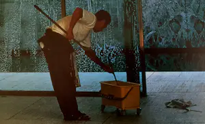 Jeff Wall - nach 'Morning Cleaning', großer Farboffsetdruck (2002) kopen? Bied vanaf 50!