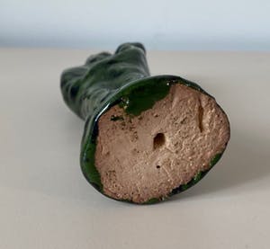 Niet of onleesbaar gesigneerd - Groen aardewerken figuur verliefd stel kopen? Bied vanaf 1!