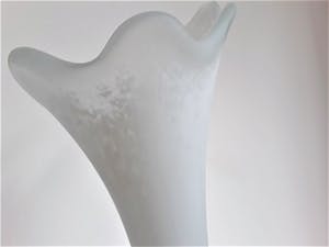 Curiosa - Handgeblazen design vaas/kunst sculptuur: vermoedelijk Fidrio met White Granulat kopen? Bied vanaf 1!