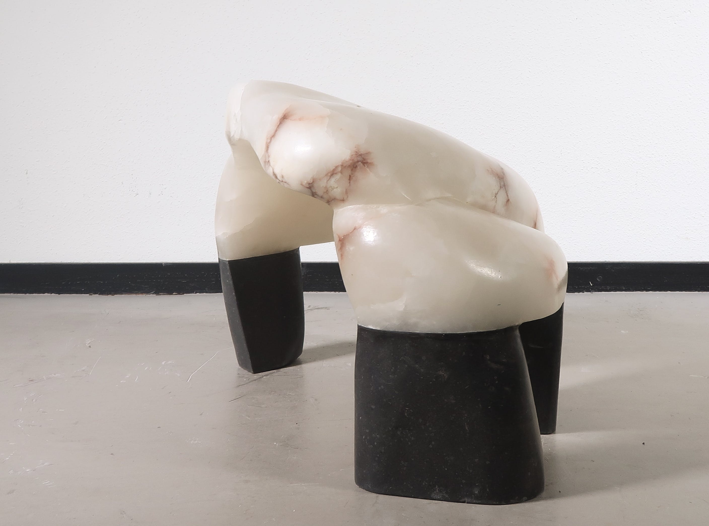 Peter van de Locht - Marmeren object op granieten sokkels, Organische abstracte vorm kopen? Bied vanaf 350!