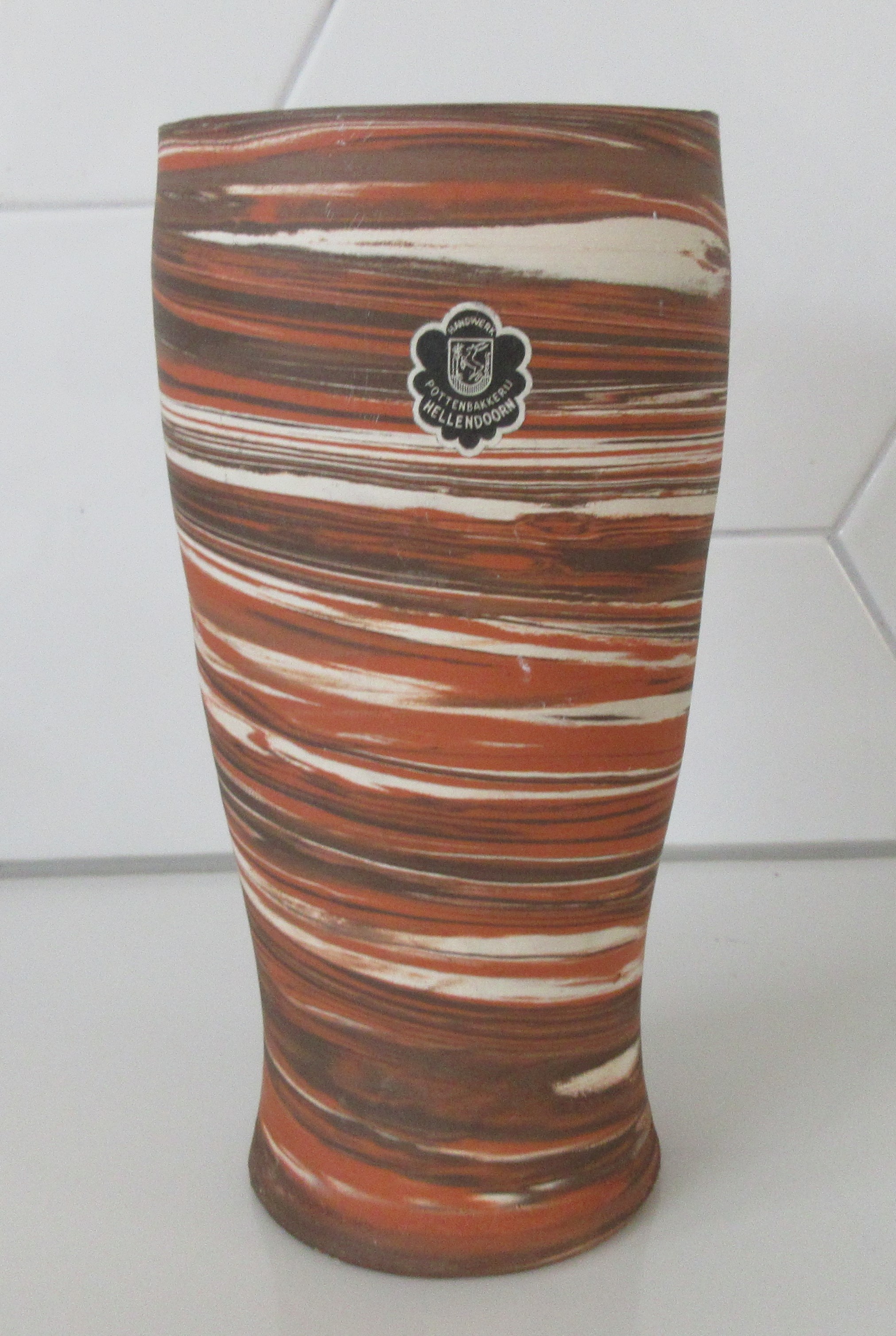 Niet of onleesbaar gesigneerd - Pottenbakkerij Hellendoorn?? - vaasje kopen? Bied vanaf 1!