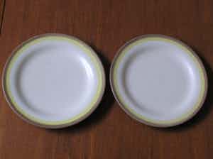Plateelbakkerij Ram - Twee art deco gebaksbordjes met spuitglazuur verkocht voor € 1!