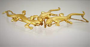 Opvallende geel-gouden 20 Krt Indonesië zg. Kabaja speld met salamanders kopen? Bied vanaf 980!