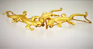 Opvallende geel-gouden 20 Krt Indonesië zg. Kabaja speld met salamanders verkocht voor € 980!