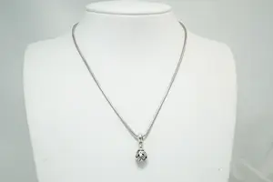 73 - Zo goed als nieuw 1e gehlt. zilveren "snake" collier met mooie bal-hanger kopen? Bied vanaf 20!