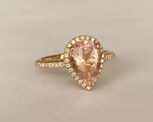 AcheterRing van 18 karaats roségoud met peervormige morganiet en halo van diamanten? Enchérissez de 700!