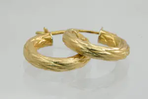 Acheter59 - 1 Paar (zo goed als nieuwe) geel-gouden 18 Krt oorringen - geruwd model? Enchérissez de 85!