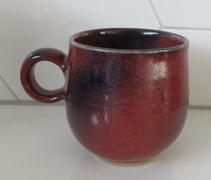 Niet of onleesbaar gesigneerd - Drie steengoed koffiebekers met Sang de Boeuf glazuur gesigneerd HSMP kopen? Bied vanaf 1!