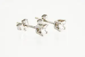 166- Excl. set 14 krt gouden oorstekers met ca 0.80ct Princess geslepen diamant. kopen? Bied vanaf 410!