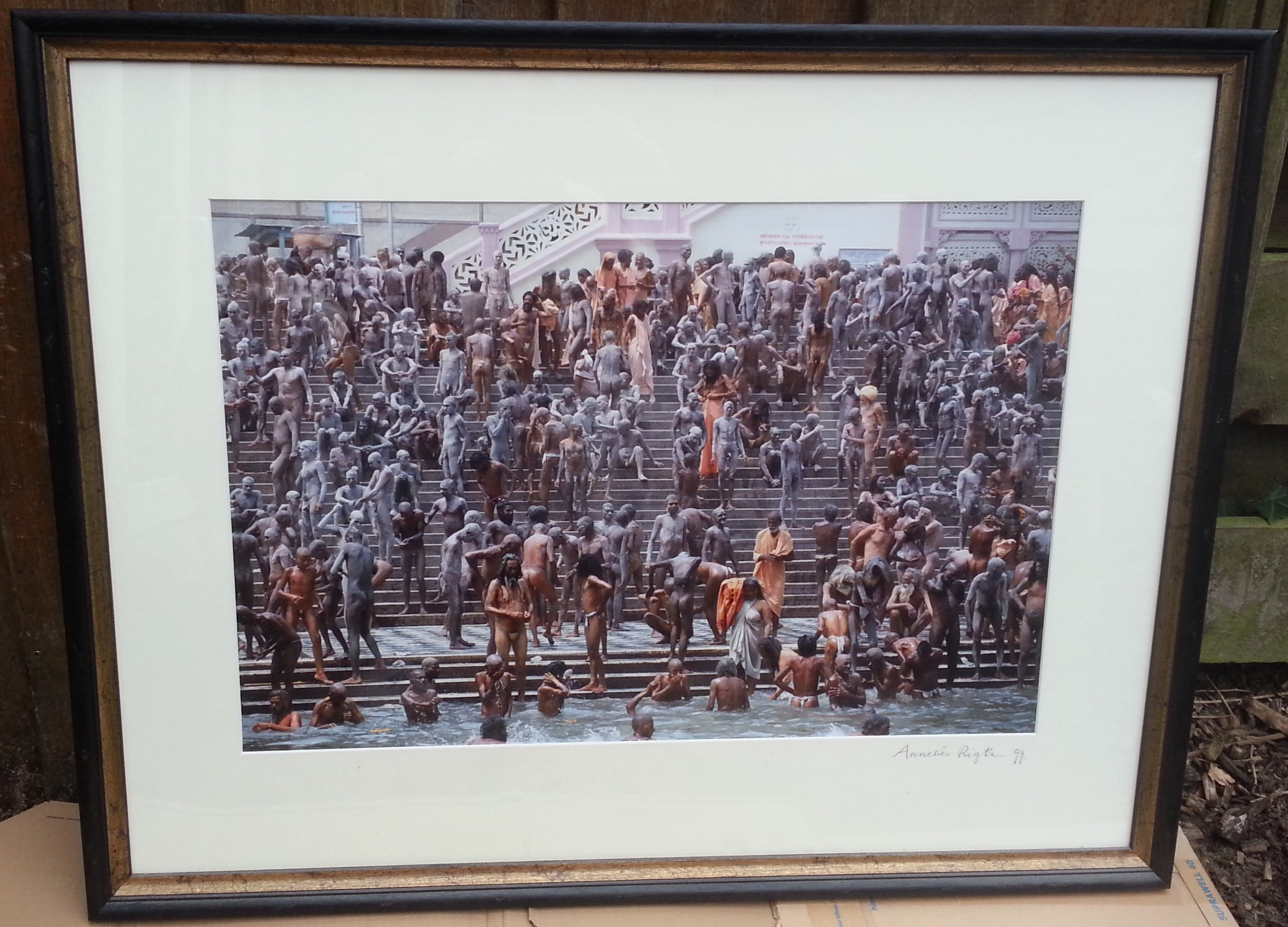 Annelies Rigter - Kumb Mela Ganges, Annelies Rigter, 1999, afm. incl. lijst 82 breed, 64 hoog. Afm kaufen? Bieten Sie von 1299!