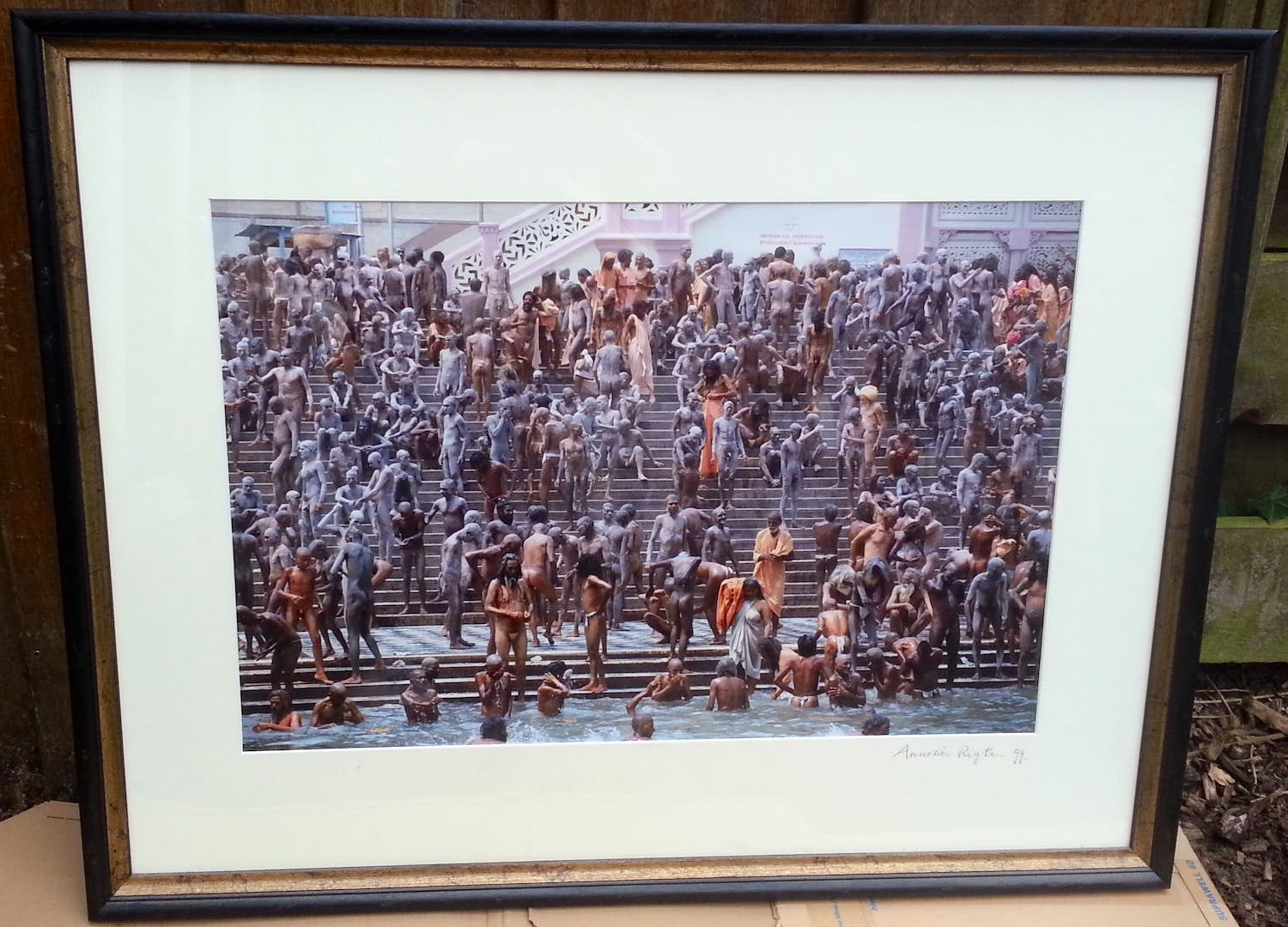 Annelies Rigter - Kumb Mela Ganges, Annelies Rigter, 1999, afm. incl. lijst 82 breed, 64 hoog. Afm kopen? Bied vanaf 1299!