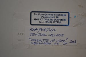 Ria Fortuijn - Textiel collage - Vrouwtje op stoel - 2003 kopen? Bied vanaf 1!