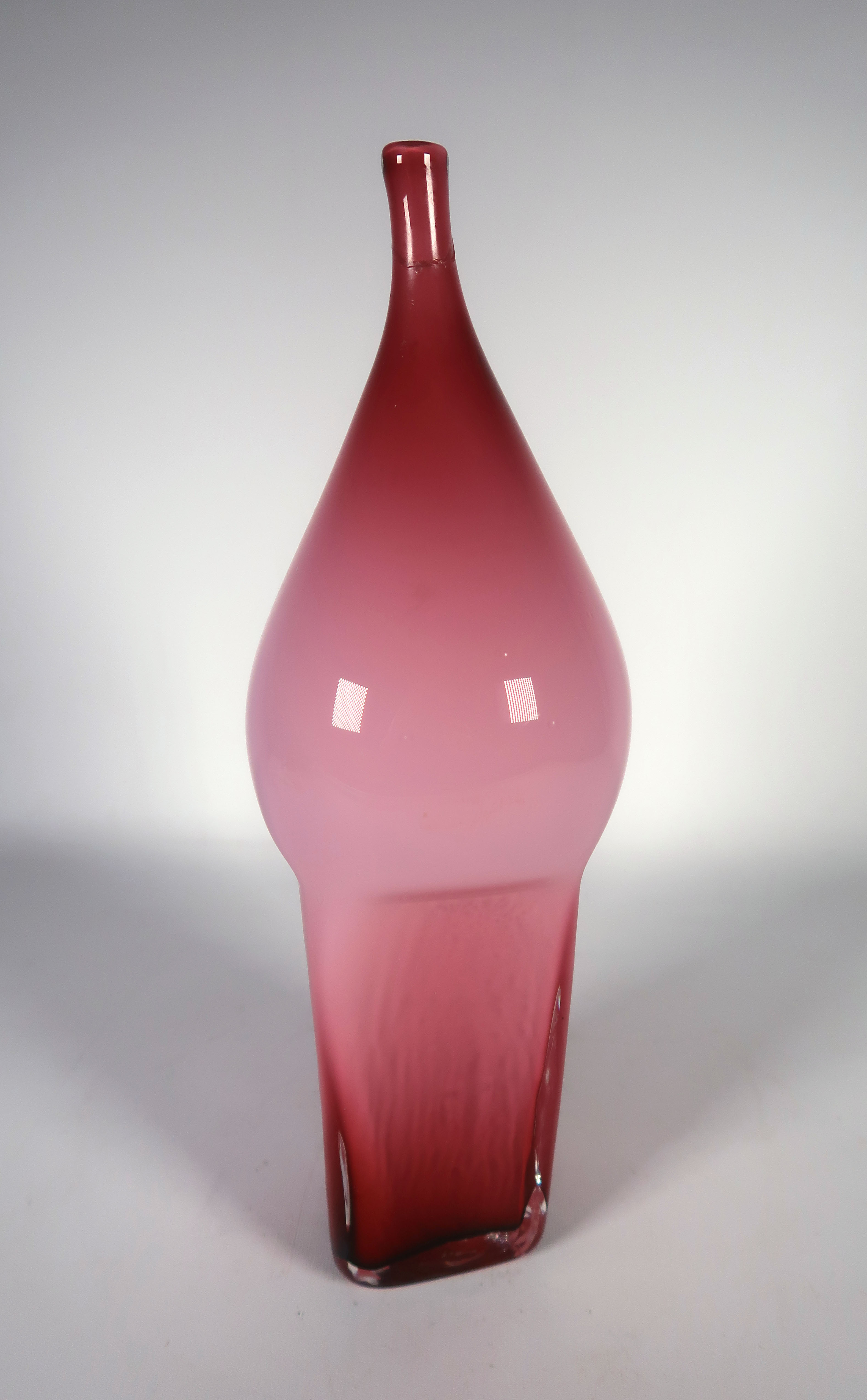 Bernard Heesen - Glas, Roze vaas met smalle tuit kopen? Bied vanaf 1!