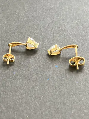 18 karaats geelgouden oorknoppen met een hartvormig geslepen zirkonia kopen? Bied vanaf 50!