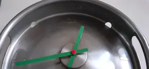 Niet of onleesbaar gesigneerd - Heineken reclame fustklok kopen? Bied vanaf 1!