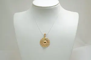 3 - Grote & mooi gedetailleerde 18Krt geel-goud rozet hanger kopen? Bied vanaf 190!