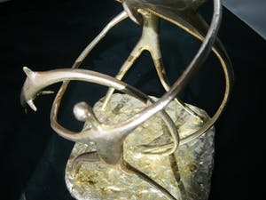 Corry Ammerlaan - Zilver legering: twee figuren met dolfijnen kopen? Bied vanaf 30!
