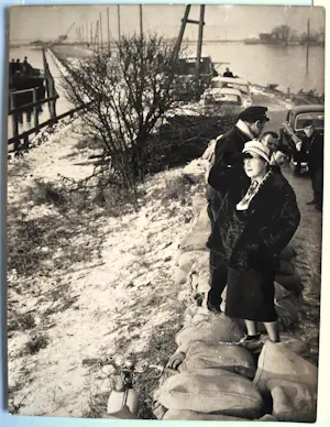AcheterCo Zeijlemaker - (winnaar Zilveren Camera 1963) : Juliana bezoekt rampgebied A'dam-N, 1960? Enchérissez de 75!