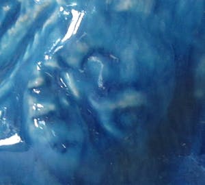 Niet of onleesbaar gesigneerd - Aardewerk beeld van naakte vrouw op blauwe rots kopen? Bied vanaf 1!