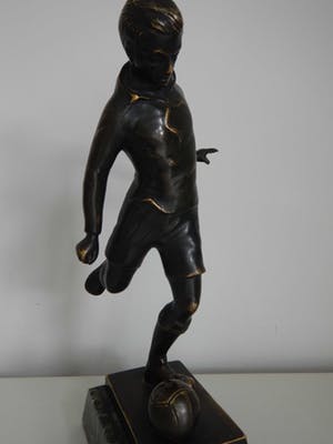 Niet of onleesbaar gesigneerd - Massief bronzen voetballer op marmeren voetstuk kopen? Bied vanaf 10!