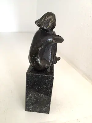 Corry Ammerlaan - Sculptuur “ Ingetogen “ kopen? Bied vanaf 1!