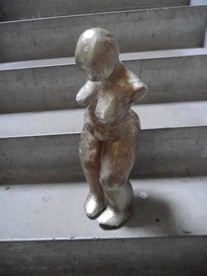 Niet of onleesbaar gesigneerd - dikke vrouw....beeld kopen? Bied vanaf 10!