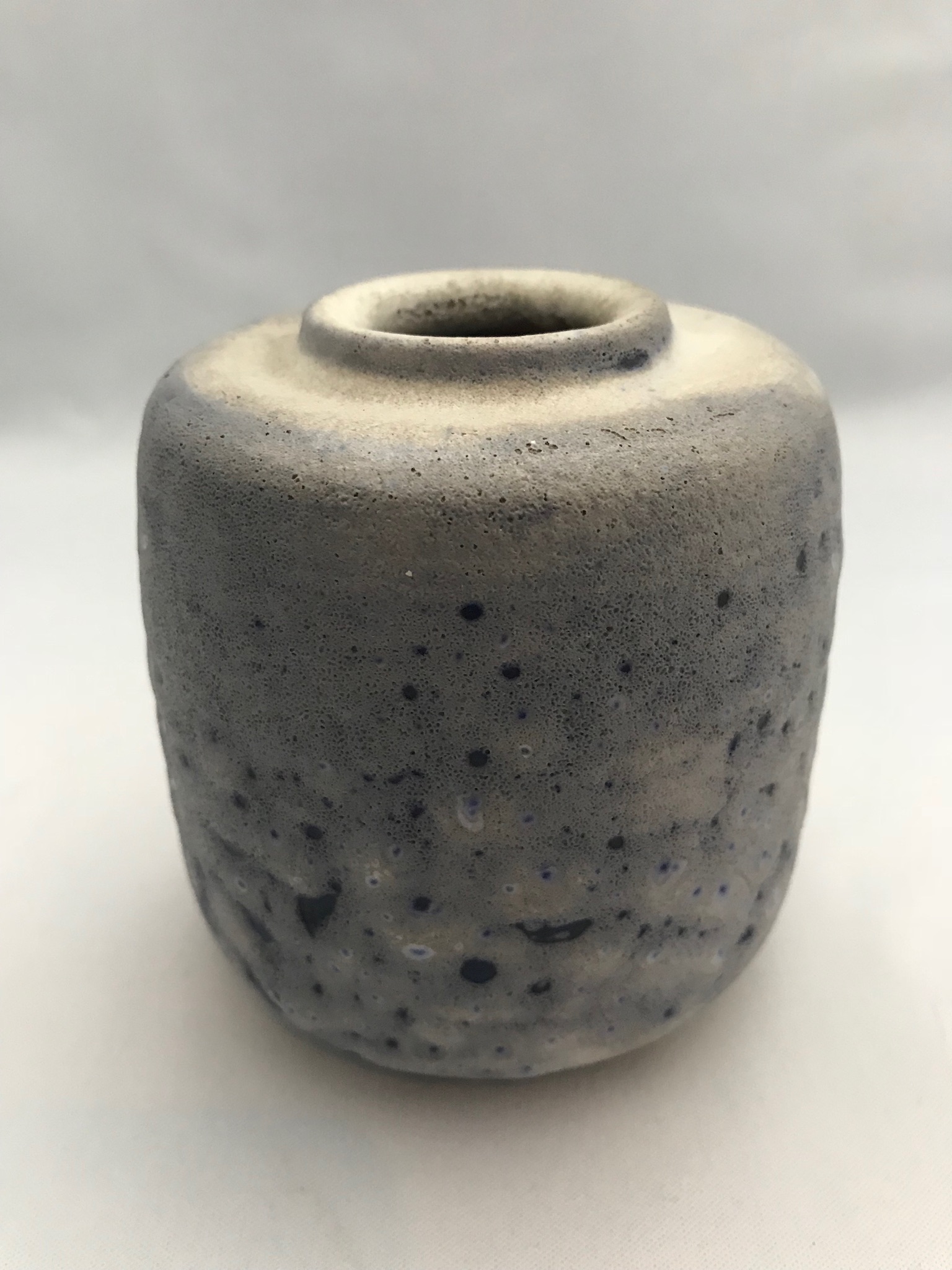 Mobach Keramiek - Blauw vaasje in bruisglazuur verkocht voor € 12!