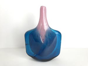 Mdina kunstglas - Michael Harris Mdina Fish vaas / Axe head vaas roze blauw kopen? Bied vanaf 105!