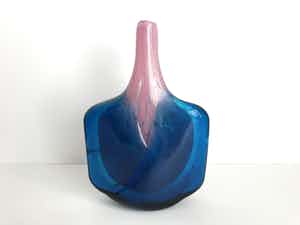 Mdina kunstglas - Michael Harris Mdina Fish vaas / Axe head vaas roze blauw verkocht voor € 105!
