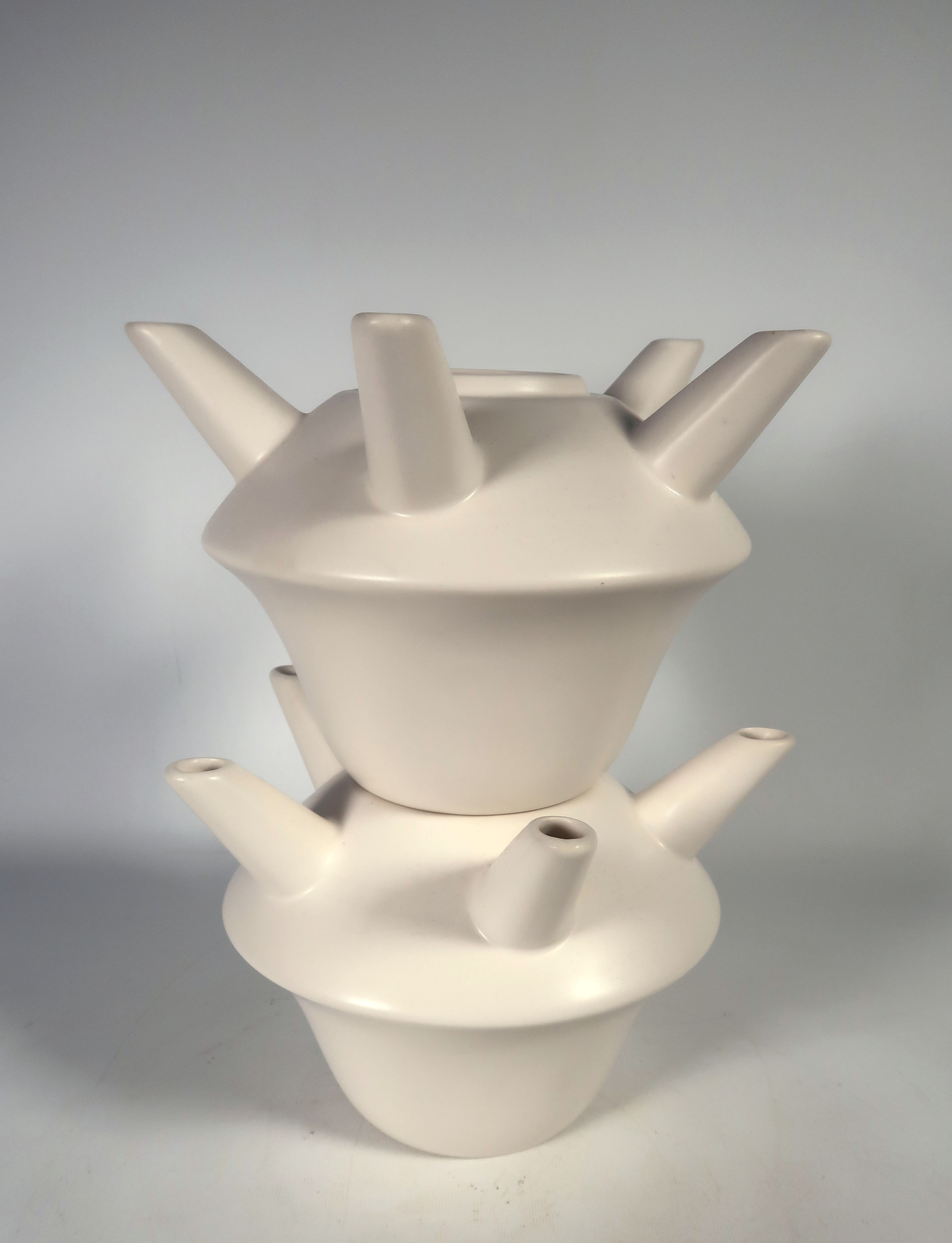 Niet of onleesbaar gesigneerd - Aardewerk, Tweedelige tulpenvaas verkocht voor € 1!