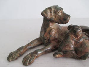Pierre Chenet - Bronzen beeld van 3 liggende honden kopen? Bied vanaf 60!