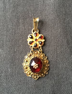 14K Goud - Geelgouden antieke hanger met 'boeren granaat' kopen? Bied vanaf 55!