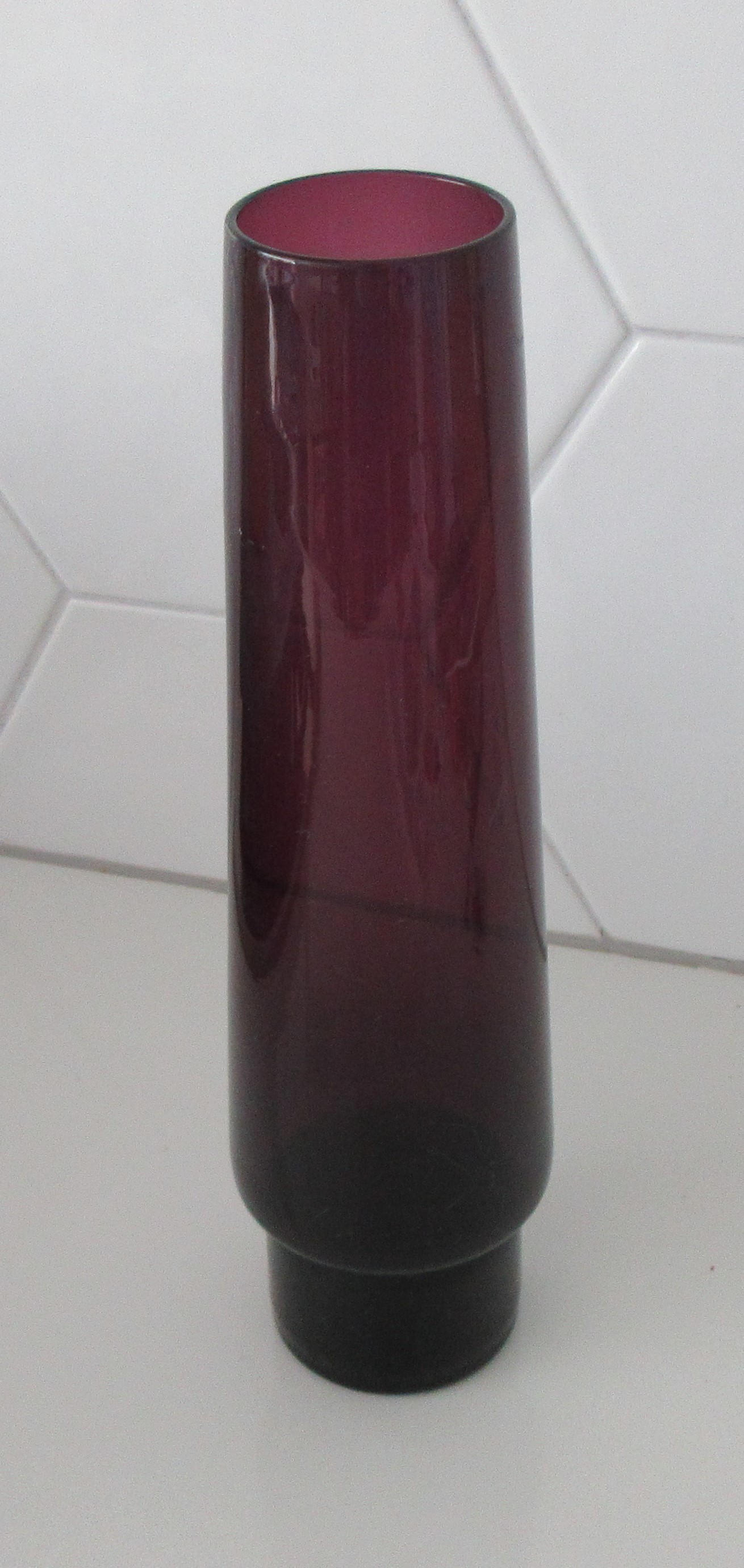 Niet of onleesbaar gesigneerd - Amethyst obelisk vormige ronde glazen vaas kopen? Bied vanaf 1!