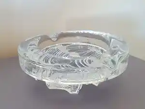 Niet of onleesbaar gesigneerd - Glazen asbak - Pukeberg uit Zweden verkocht voor € 1!