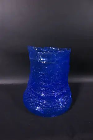 Bernard Heesen - Blauwe vaas met grove structuur kopen? Bied vanaf 100!