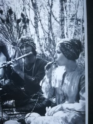 Niet of onleesbaar gesigneerd - Hippies. Sixties. Naakt. kopen? Bied vanaf 1!