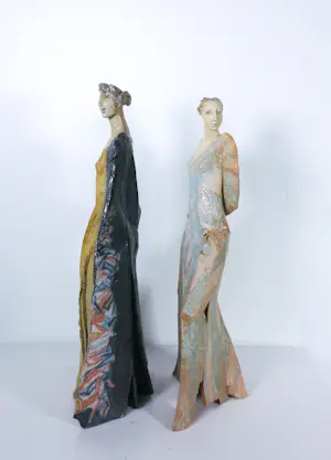 Willemijn van der Meer - Set van 2 keramieken sculpturen, Dames in jurk kopen? Bied vanaf 250!