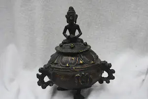 Niet of onleesbaar gesigneerd - Een Oude Bronzen Wierrook Tripod China, late Qing-dynastie (1644-1912). kopen? Bied vanaf 1!