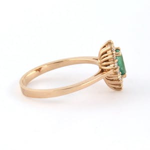 18k roodgouden entourage ring bezet met smaragd en briljant geslepen diamant kopen? Bied vanaf 540!