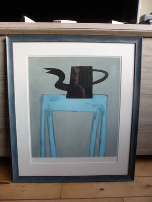 Klaas Gubbels - Zeefdruk, zwarte kan op blauwe tafel, mooi ingelijst. kopen? Bied vanaf 375!