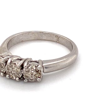 18K Goud - witgouden ring met 3 diamantclusters. maat 55,5(17,5) 5,46gr kopen? Bied vanaf 340!