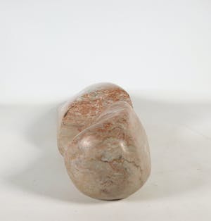 Niet of onleesbaar gesigneerd - Groot langgerekt liggend figuur van natuursteen kopen? Bied vanaf 1!