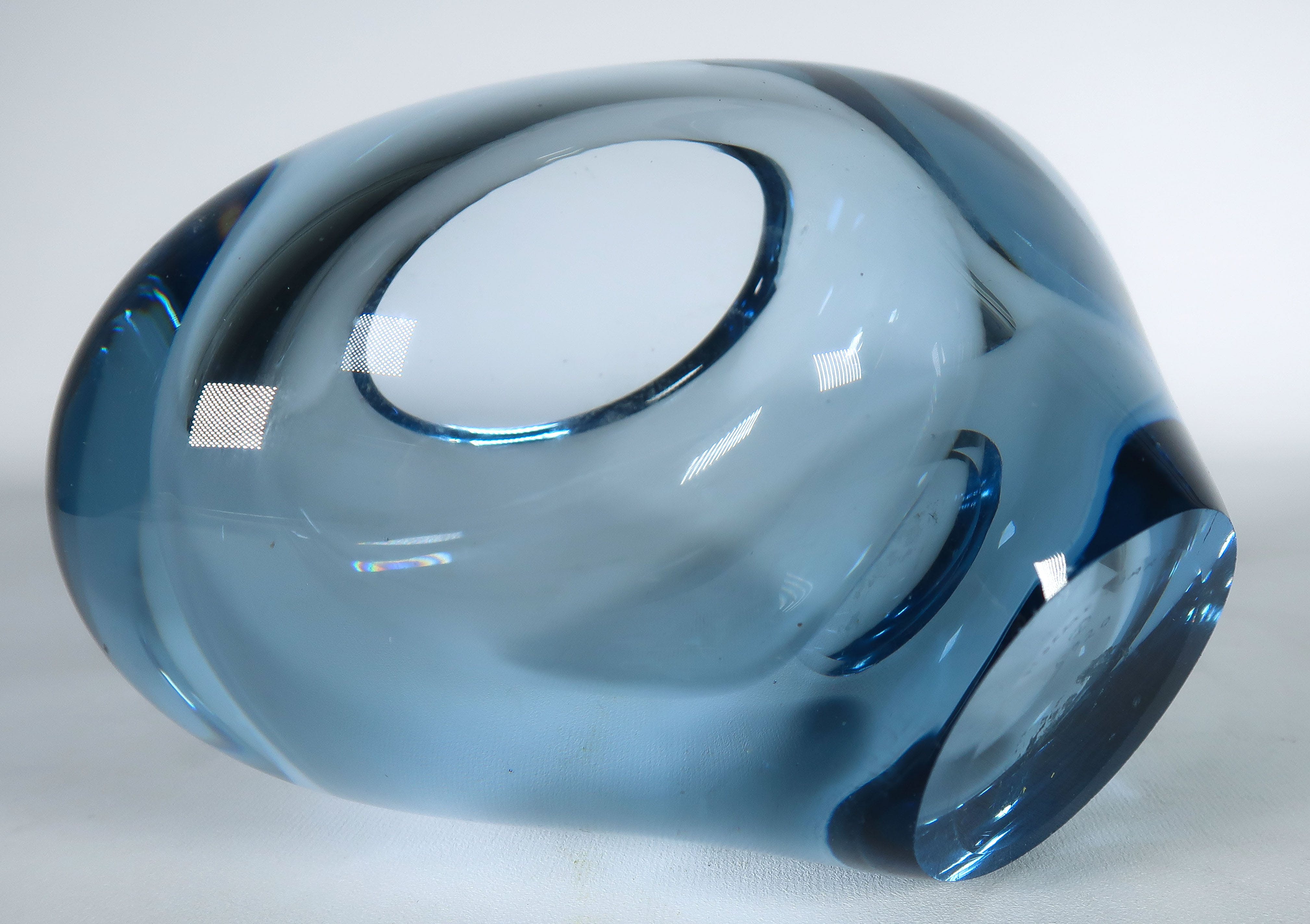 Per Lutken - Kristalglas, Blauw vaasje, uitgevoerd door Holmegaard kopen? Bied vanaf 20!