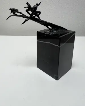 Corry Ammerlaan - Bronzen sculptuur | Balanceren op een tak kopen? Bied vanaf 20!