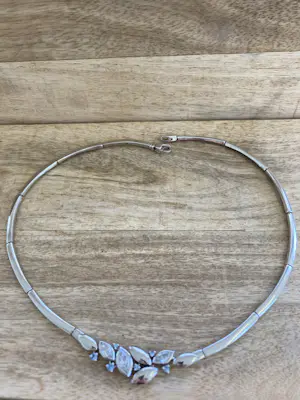 AcheterZilveren Choker met lichtblauwe kleursteen en zirkonia? Enchérissez de 59!
